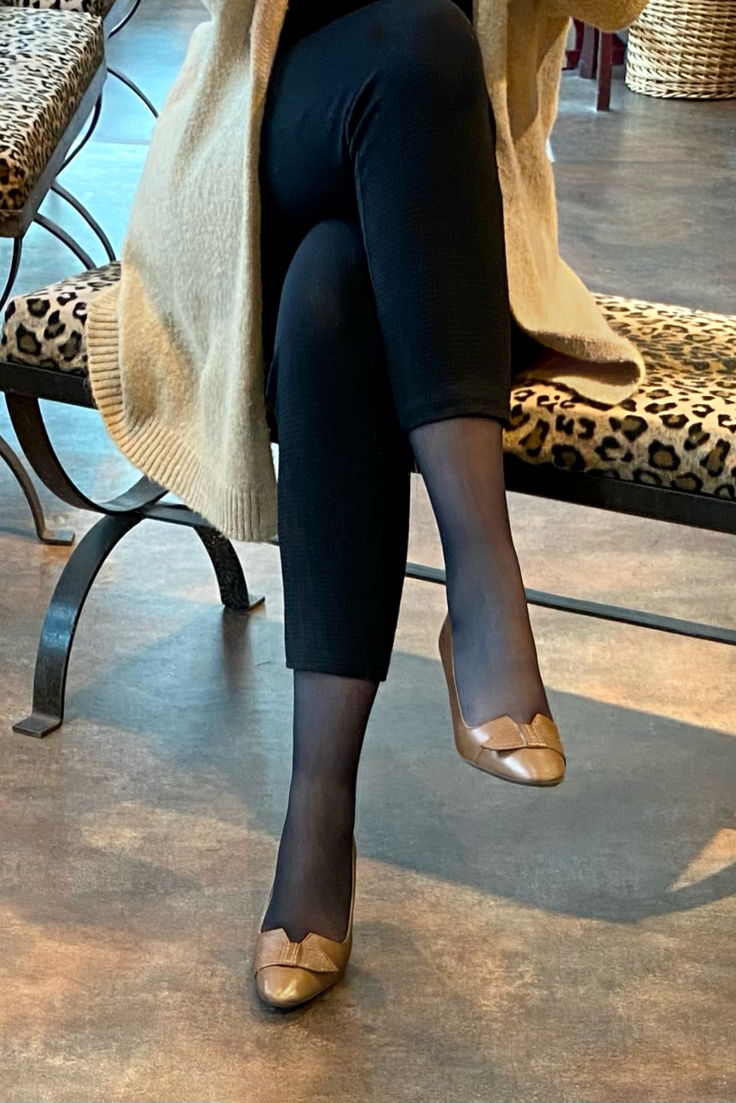 Camel beige women's dress pumps, with a knot on the front. Round toe. High slim heel. Worn view - Florence KOOIJMAN